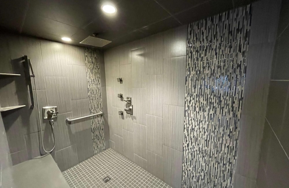 Crossroads Hotel and Event Center - photo 17
