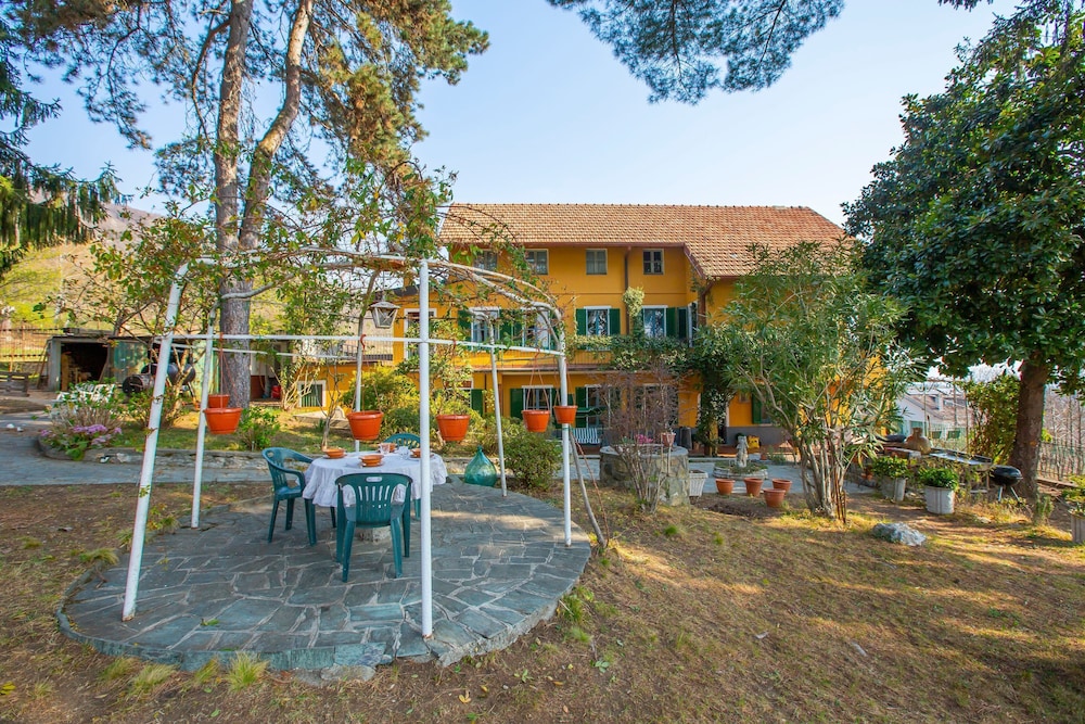 Charming Villa I Tre Archi — 4-Star Luxury Hotel in Pisano, Italy