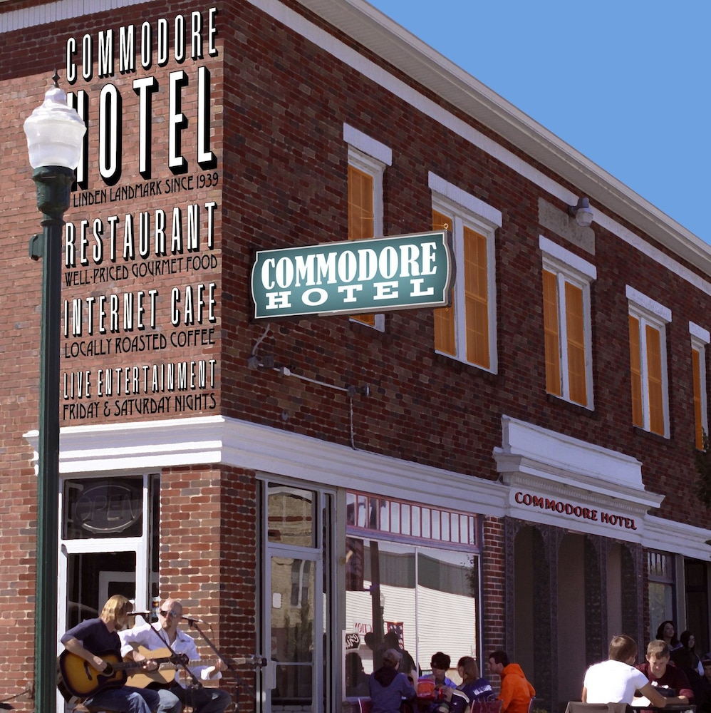 Commodore Hotel & Café - photo 22