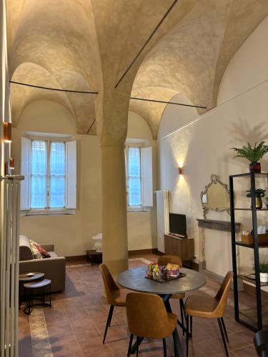 Appartamento L'antica Colonna in Centro Storico — 4-Star Luxury Hotel in Parma, Italy