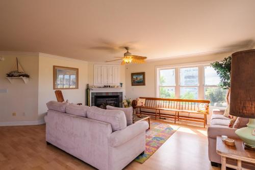 Coastal Living by Oak Island Accommodations - photo 43
