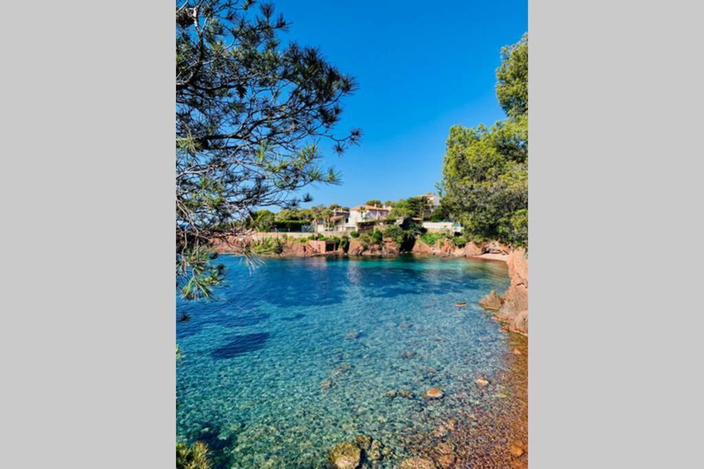 Superbe 4 Couchages Avec Terrasse Clim 50m de la Mer - carbon neutral hotel in Saint-Raphael