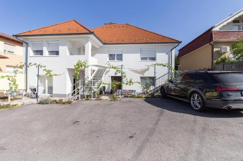 Déli Terasz A Apartman Free parking self check in anytime — 4-Star Luxury Hotel in Gyor, Hungary