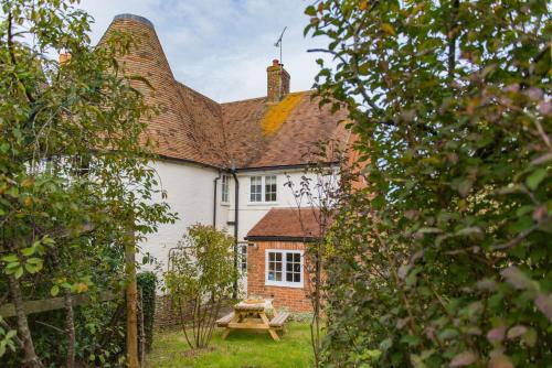Hearts Delight Cottage by Bloom Stays — 4-Star Luxury Hotel in Bridge, United Kingdom