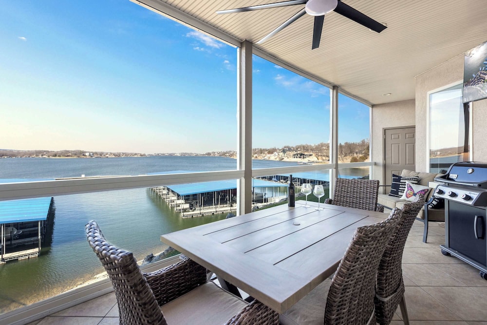 Panoramic Sunset Escape Waterfront Condo for 7 — 4-Star Luxury Hotel in Osage Beach, United States