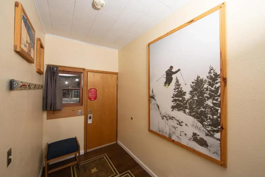 Yodeler Motel - photo 15
