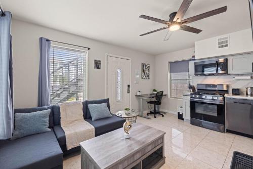 Heights Flat Nr Downtown Yard Pets Desk WiFi — 4-Star Luxury Hotel in Houston, United States