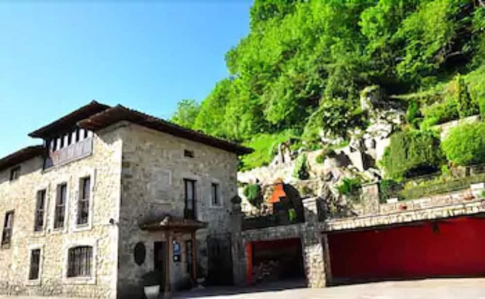 La Balsa - carbon neutral hotel in Cangas De Onis