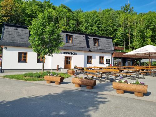 Restaurace a Penzion Bludoveček — hotel in Bludov
