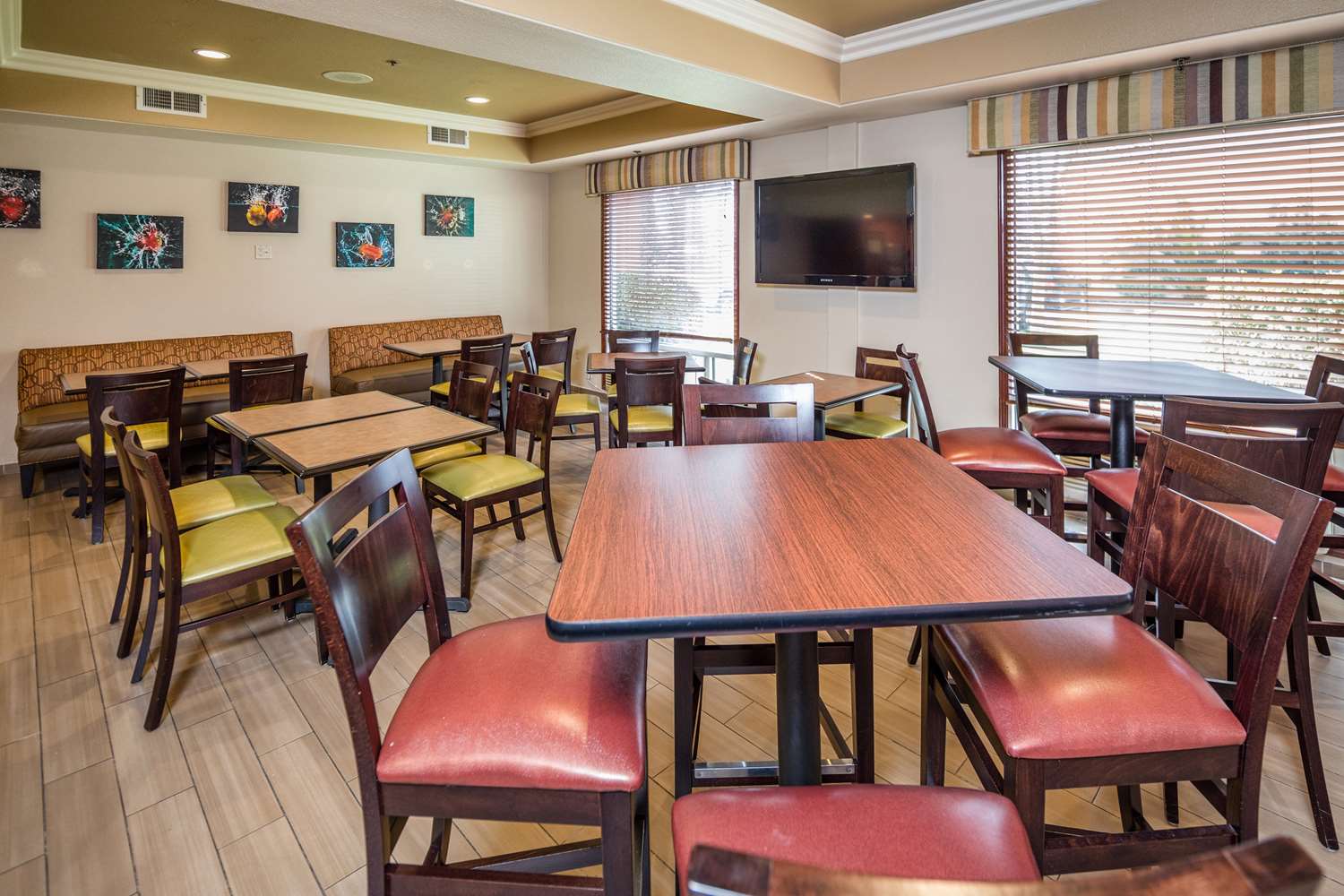 Airport Inn and Suites - photo 9