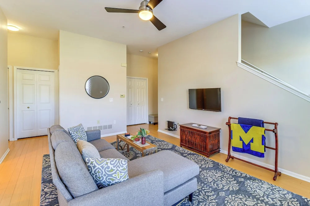 25 Mi to Detroit: Townhome w Smart TV — 4-Star Luxury Hotel in Northville, United States