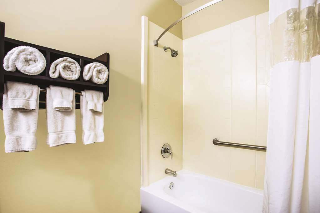 La Quinta Inn & Suites by Wyndham Evansville - photo 9