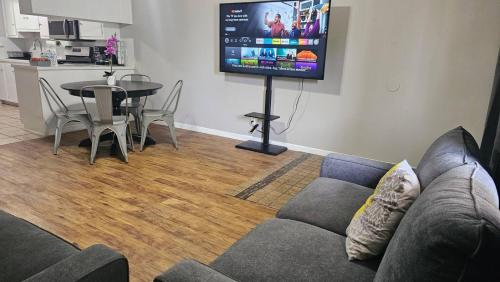 Homey 2BR Home Near Downtown & Airport — 4-Star Luxury Hotel in Austin, United States