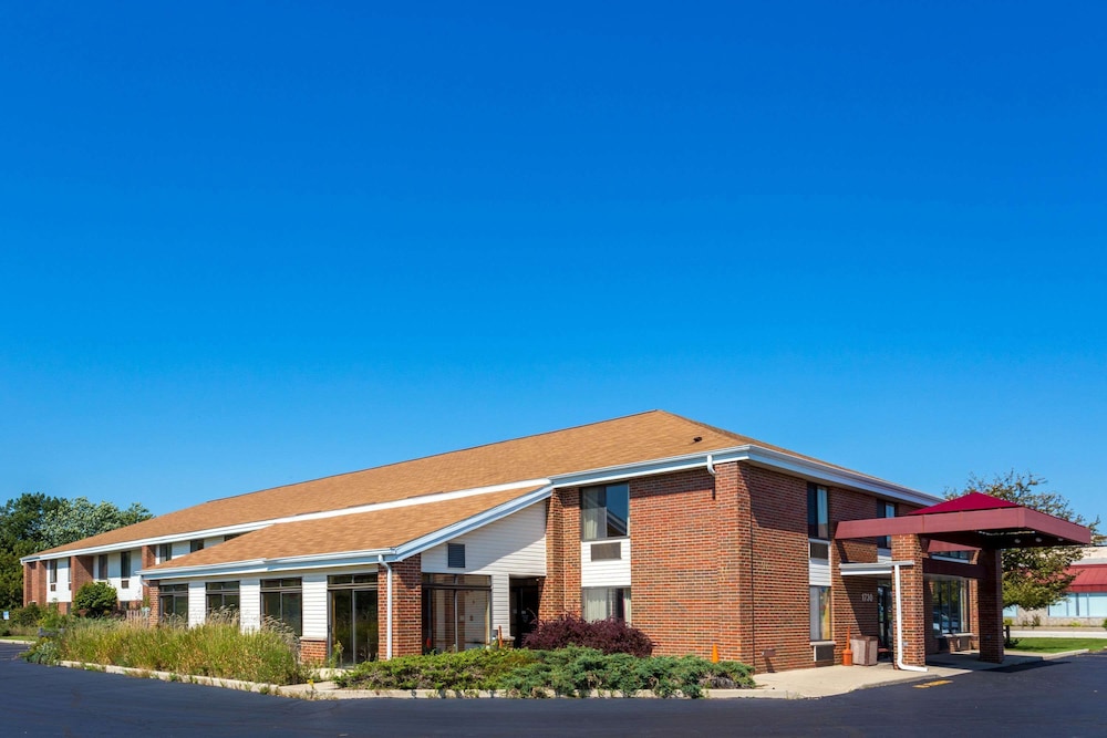 Super 8 by Wyndham Watertown WI - featured photo