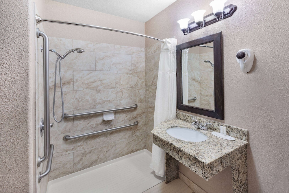 Baymont by Wyndham Cuero - photo 37