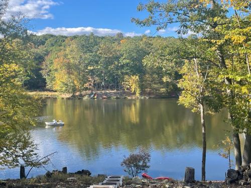 Modern Lakefront Oasis Relaxing Hot Tub Sauna Game Rooms Stunning Views — East Stroudsburg