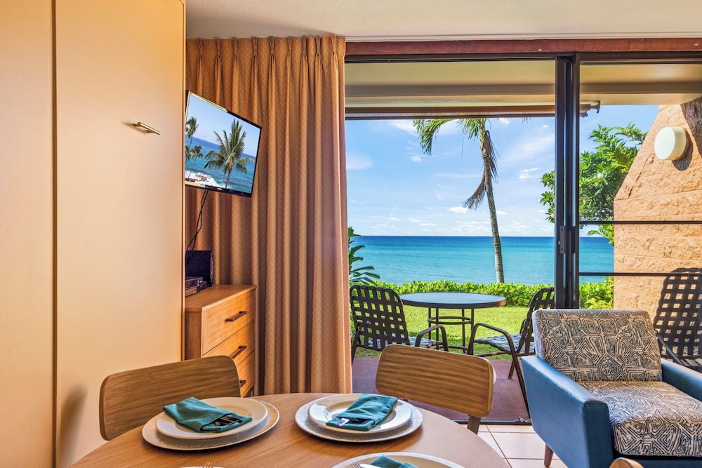 Kuleana Club #404 Oceanfront 1 bedroom 1 bathroom Gated — 4-Star Luxury Hotel in Lahaina, United States