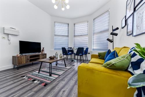 Comfy and Contemporary One Bedroom Flat — 4-Star Luxury Hotel in London, United Kingdom