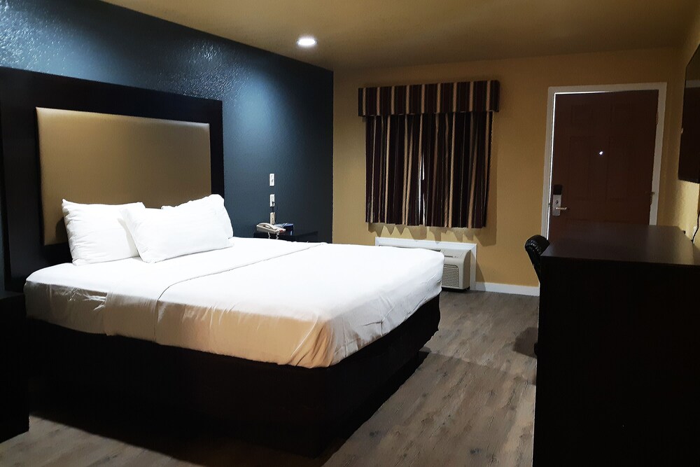Woodridge Inn and Suites - photo 16