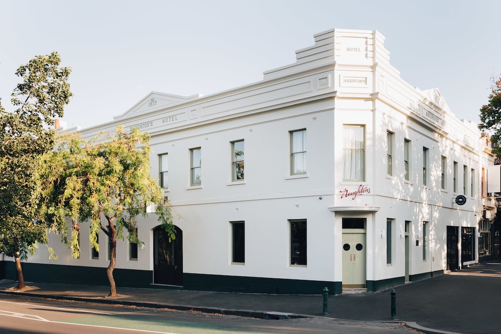 Naughtons Hotel — hotel in Parkville