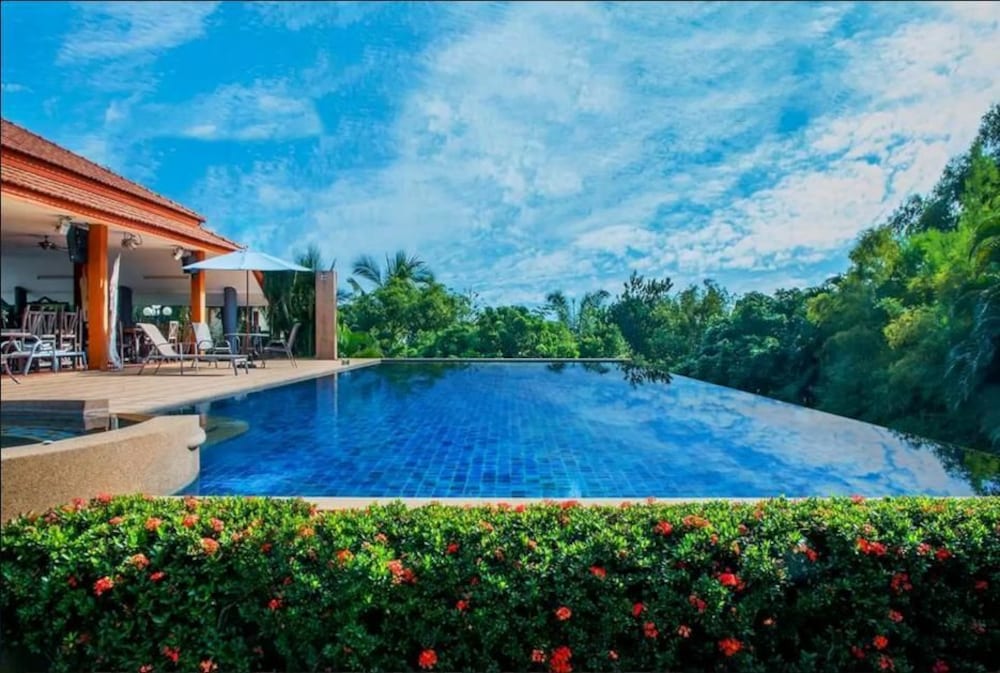 June Hotel - carbon neutral hotel in Lichuan