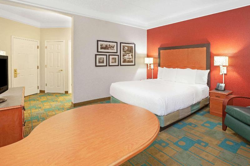 La Quinta Inn & Suites Houston Galleria Area - photo 14