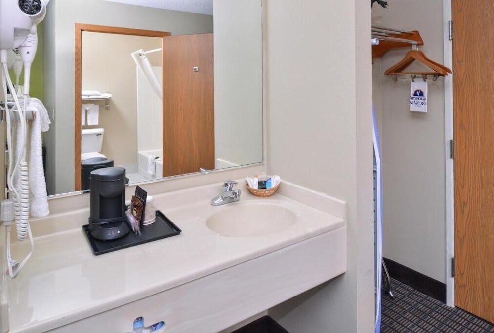 Regency Inn Geneseo IL I 80 - photo 13