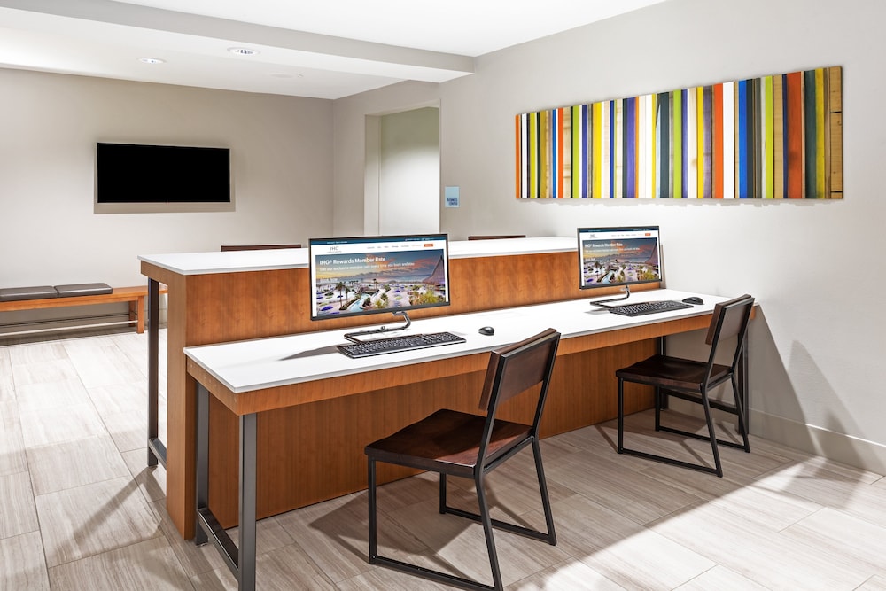 Holiday Inn Express & Suites West by IHG - photo 18