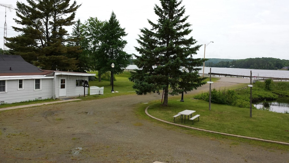 Bear Paw Inn - photo 22