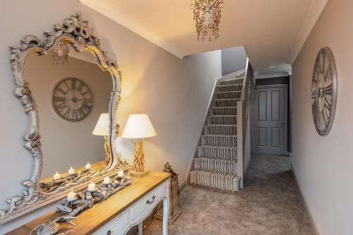 Sugar Reef A Fantastic Modern House with Garden Free Parking for 2 cars Electric Vehicle Point Whitby Beach Shops Bars Restaurants just a 10 minute walk away Maximum Occupancy 4 Guests