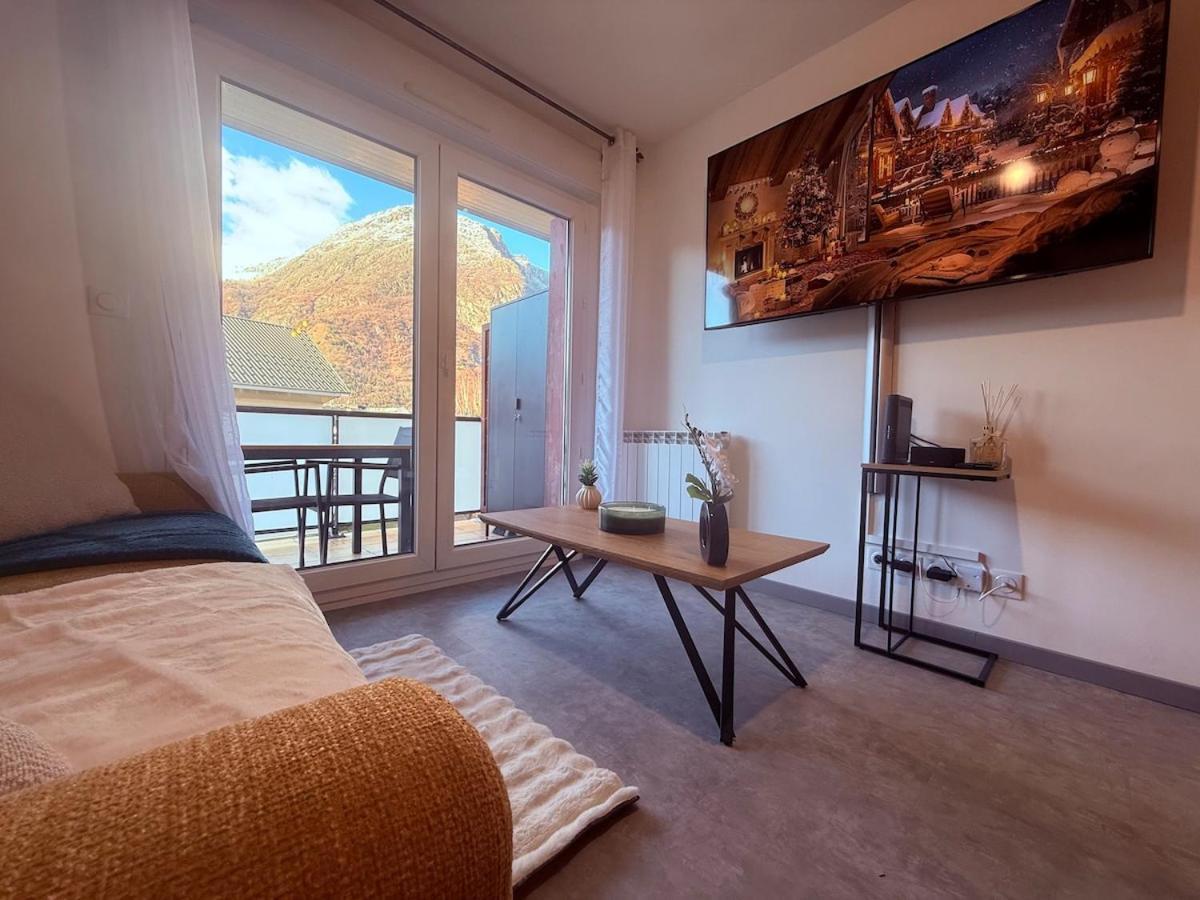 App 2 4 Proche Gare Terrasse Garage in Saint-Jean-De-Maurienne, France