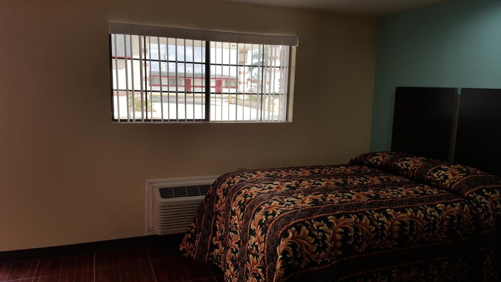Luxury Inn & RV Park - photo 10