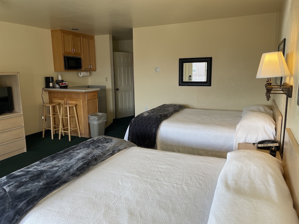 Crown Motel and Family Resort - photo 41