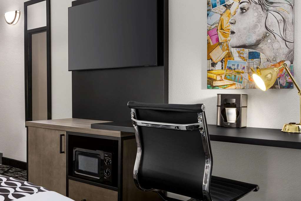 La Quinta Inn & Suites by Wyndham Cleveland Airport West - photo 24