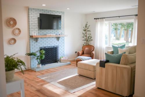 Annapolis Charm Waterfront Getaway Near Usna Fish & Crab From Your Private Pier