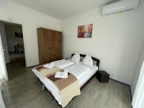 Sunshine Apartman — 4-Star Luxury Hotel in Balatonboglar, Hungary