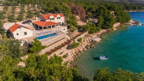 Luxury Villa Kate in Lucice Bay with turquoise sea Amazing Seaviews and Heated Pool — 5-Star Luxury Hotel in Milna, Croatia