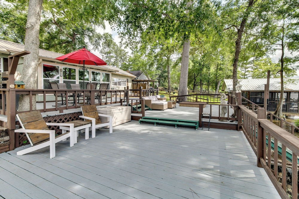 Private Dock Fire Pit: Gantt Lake Getaway — hotel in Andalusia