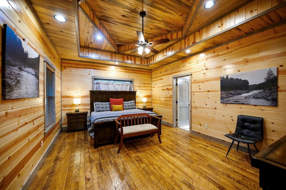 Heartland Retreat tree lined hot Tub game Room — Broken Bow — photo 2