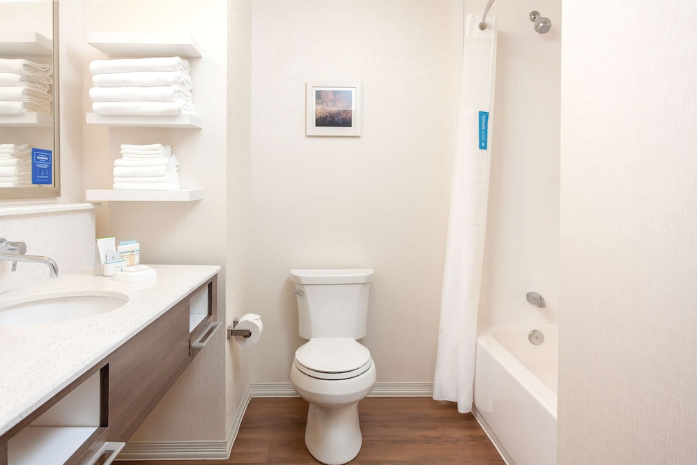 Hampton Inn & Suites Niles Warren - photo 26