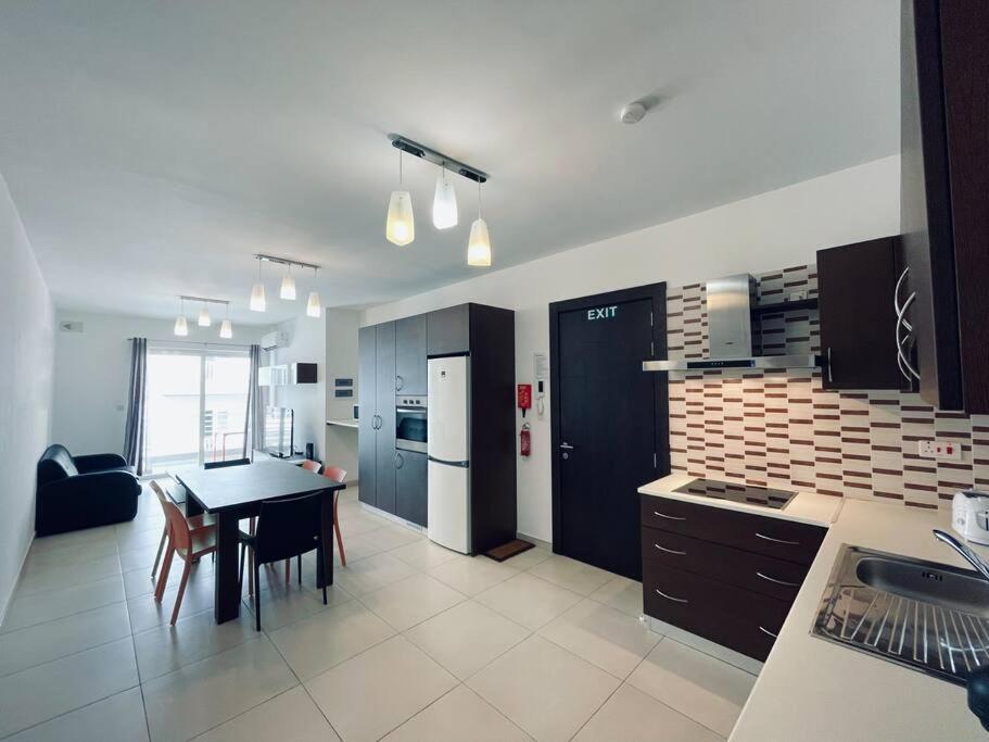 Stylish Modern Central Apartment 4 Paceville — 4-Star Luxury Hotel in San Giljan, Malta