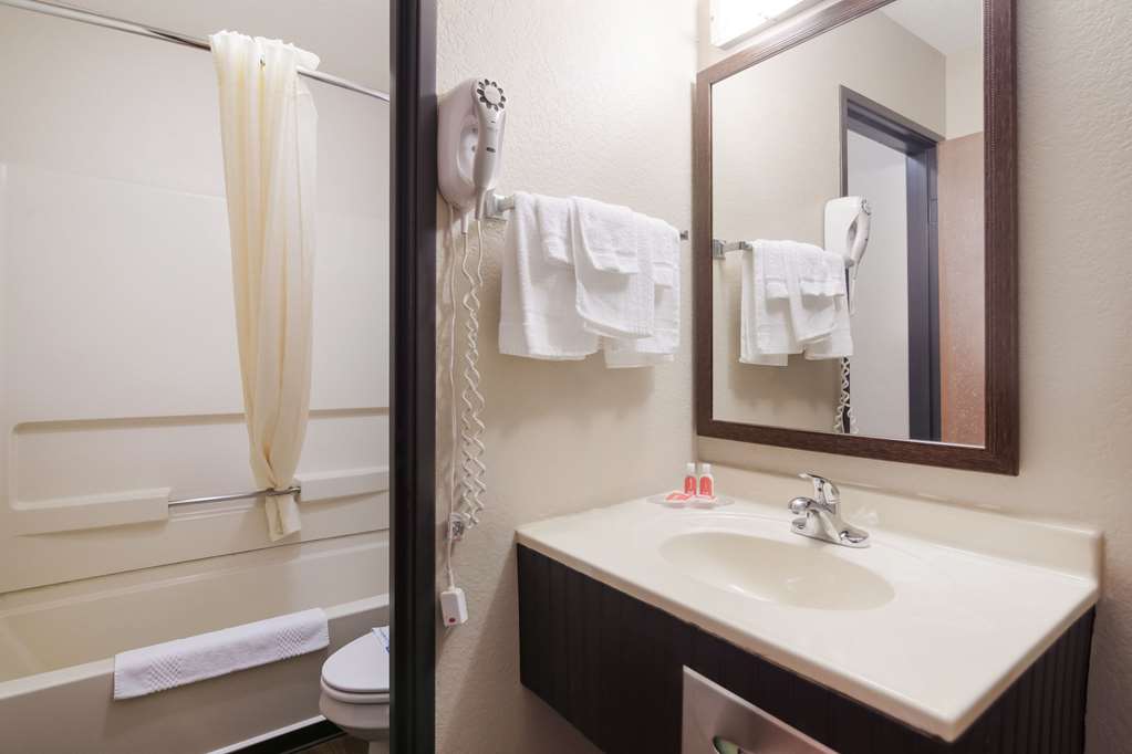 Econo Lodge Grand Forks near University - photo 16