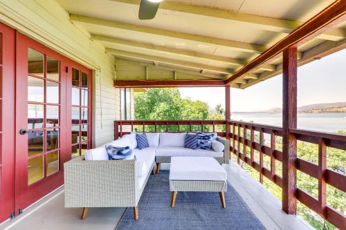 Private Hot Tub w Water Views: Lower Lake Getaway — hotel in Lower Lake