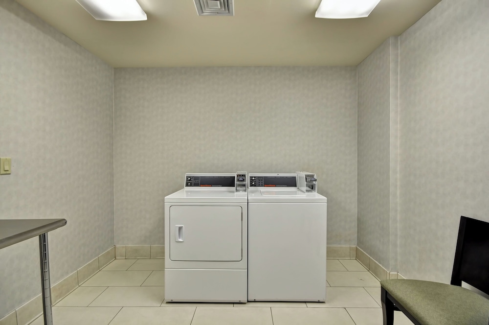Holiday Inn Express Romulus Detroit Airport - photo 25