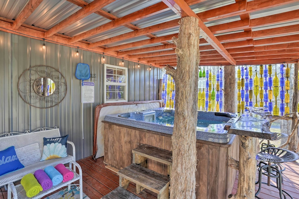 Charming Escape w Fire Pit in Summerville — hotel in Summerville