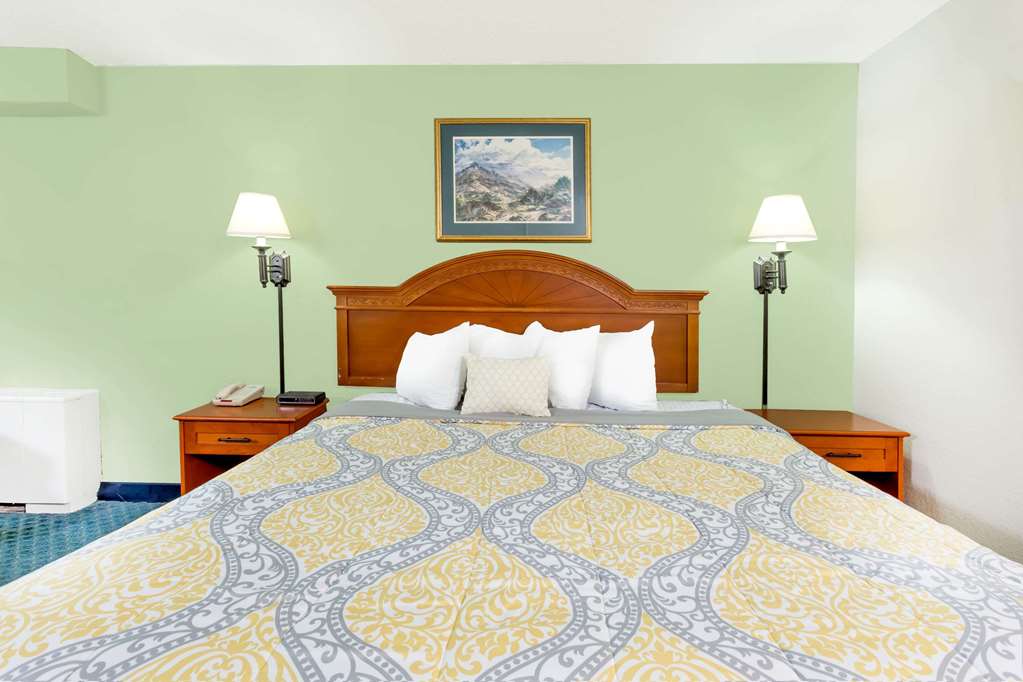Days Inn by Wyndham Cedar Falls University Plaza - photo 14