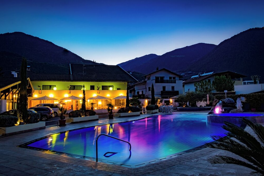 Schlosshof Charme Resort Hotel & Camping — hotel in Lana