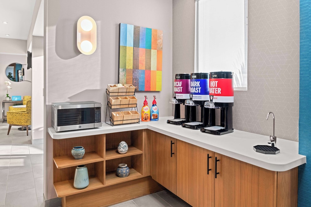 Hampton Inn by Hilton Costa Mesa Newport Beach - photo 21