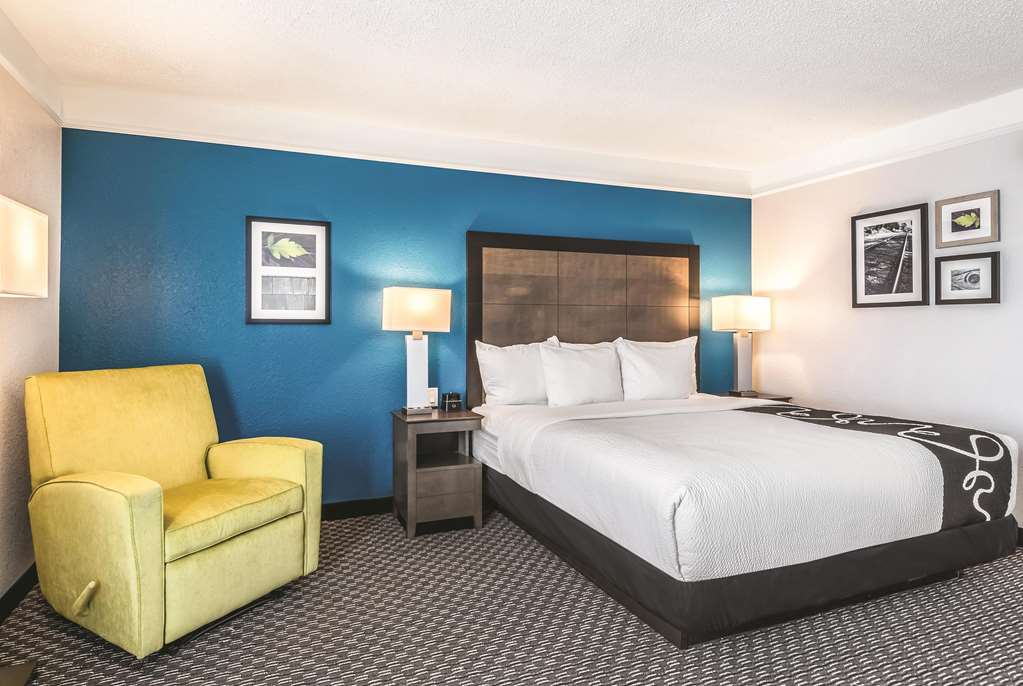 La Quinta Inn & Suites by Wyndham Orlando Lake Mary - photo 26