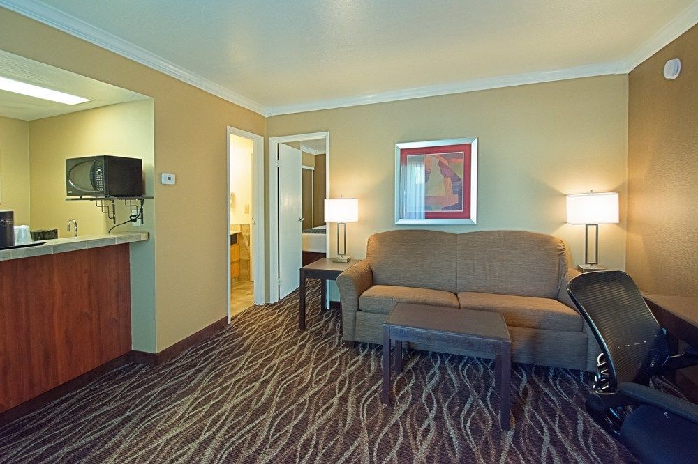 Tempe Phoenix Airport InnSuites at the Mall Hotel - photo 23